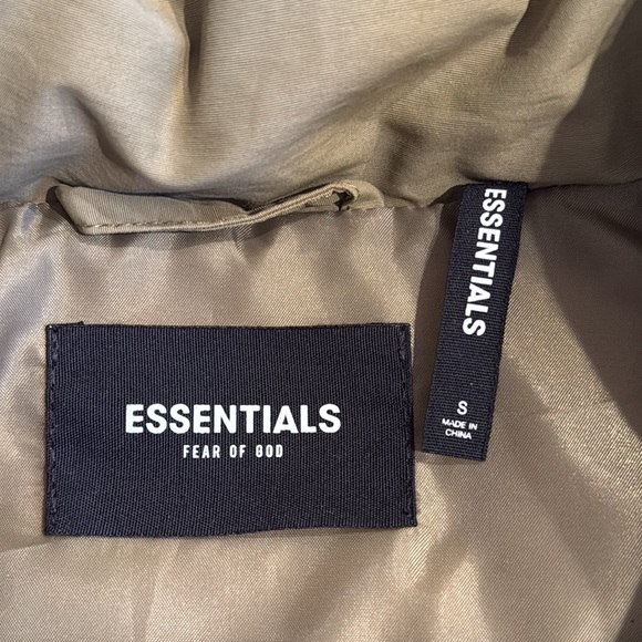 Essentials Fear of God Puffer Jacket - Picture 2 of 3